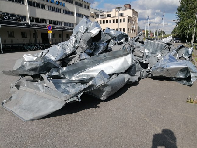Ett söndrig plåttak vid iPark i Karleby visar vad den hårda vinden kan göra.