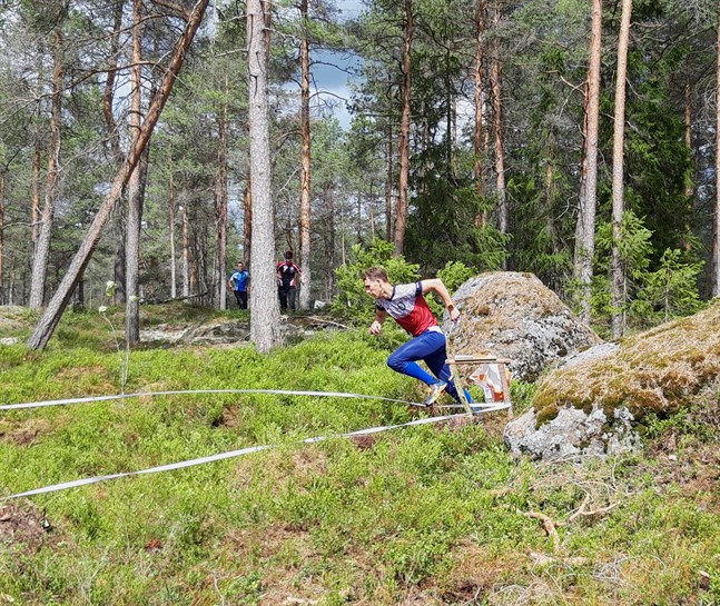 Fredric Portin rusar iväg från den sista kontrollen över kalhygget mot målet.