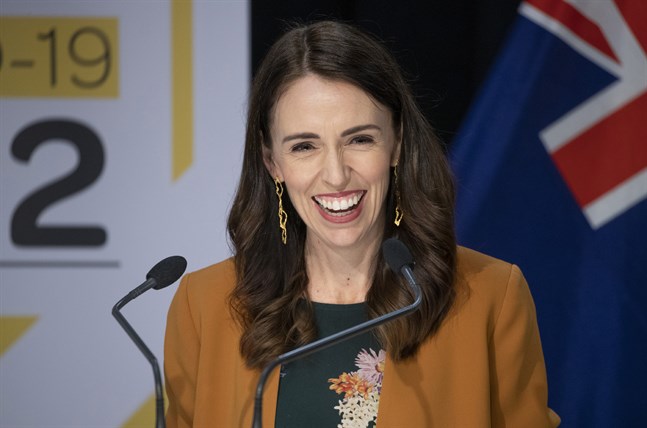 En nöjd Jacinda Ardern på måndagen.