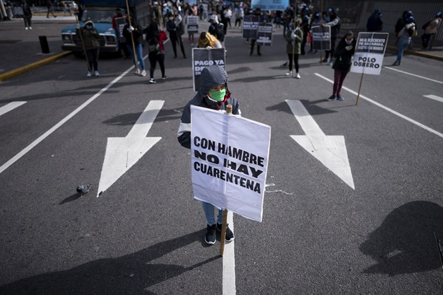 Världsbanken varnar för att många drabbas av extrem fattigdom på grund av coronakrisen. Bild från en demonstration i Buenos Aires den 6 maj.