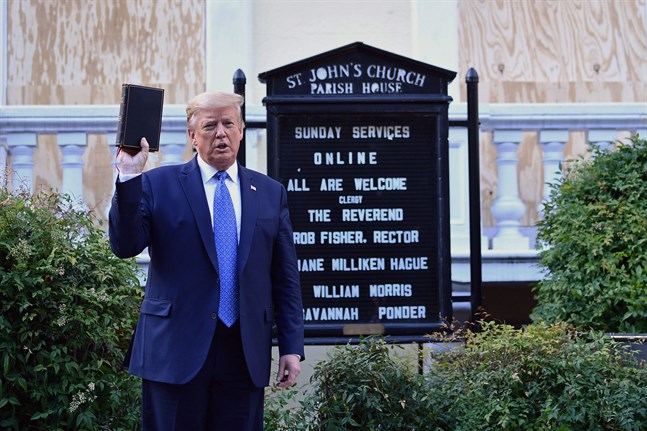 Mitt under protesterna mot rasism ställde Donald Trump sig framför en kyrka med bibeln i hand.