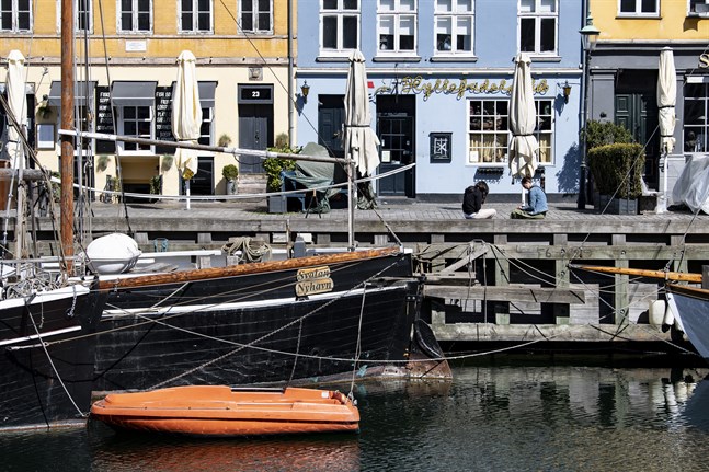 Stängda restauranger och barer i ett öde Nyhavn i Köpenhamn. Nu lättar danska myndigheter ytterligare på coronarestiriktioner. Arkivbild.