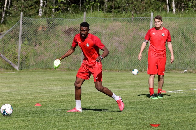 Stanley Amuzie under sitt första träningspass med Jaro.