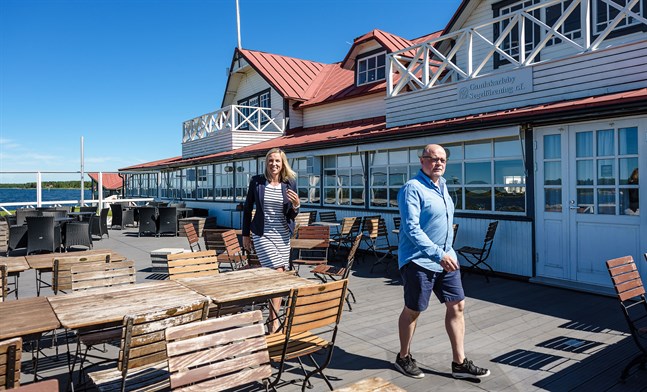 Det är redan femte året som Eat Out arrangeras i Jakobstad- och Karlebyregionen. Vd vid Österbottens handelskammare Paula Erkkilä vill att evenemanget ska ge ett lyft åt restaurangerna, medan hotelldirektör Jaki Silvennoinen hoppas på positiva överraskningar och nya bekantskaper för besökarna.