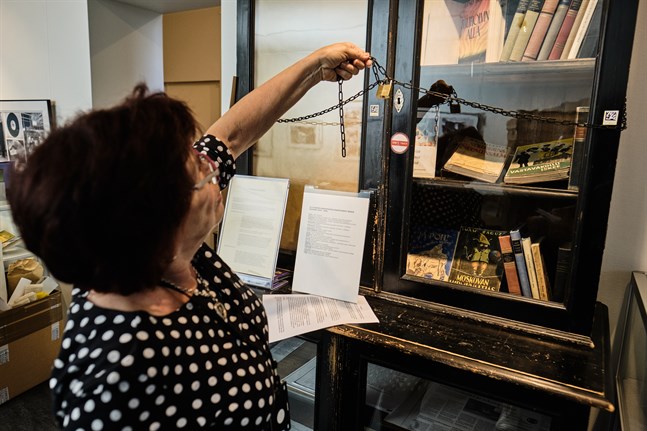 Anneli Ketonen visar det speciella skåp där förbjudna böcker låsts in. Finlands biblioteksmuseiförening i Vasa får bidrag för utställningen "Förbjudna böcker".