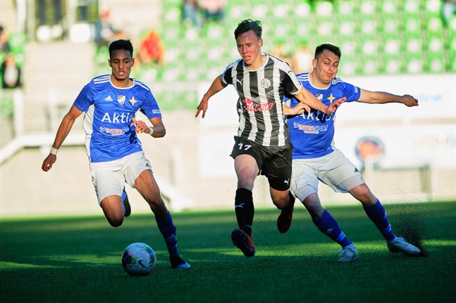 Akseli Lehtimäki, här med representationslaget mot Vasa IFK, är en av de unga killarna som spelar även med akademilaget.
