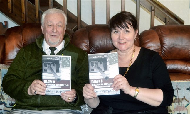 Författaren Ulf Smedberg och Anna-Lena Palomäki vd på Boklund med boken om Dagen D och slaget om Normandie 1944.
