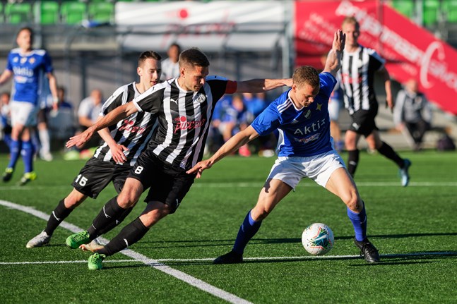 Återstår att se om Eetu Puro och Sebastian Strandvall, här i kamp med Vasa IFK:s Viktor Villför, får ett par nya lagkamrater i samband med att division 1-säsongen kör i gång.