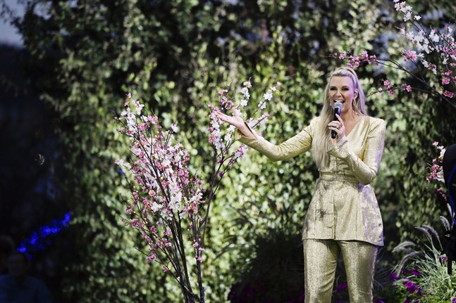 Sanna Nielsen är tillbaka som programledare i "Allsång på Skansen". I år uppträder hon och programmets gäster utan publik på plats. Arkivbild.