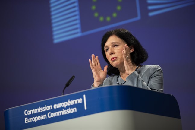 Vera Jourová, EU-kommissionär för öppenhet och värderingar, anser sig ha klara bevis för att Ryssland och Kina ägnar sig åt desinformationskampanjer kring coronaviruset.