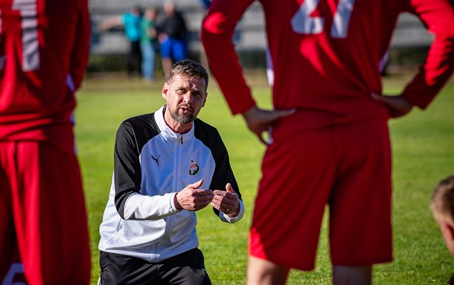 Efter en lång vandring via Jaros juniorled instruerar Niklas Käcko numera många tidigare Jarojuniorer i representationslaget.