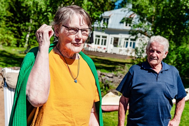 Gun-Lis Smeds (f. Hästö) och Lasse Holmbäck, hälsar på hos Benita och Bengt Björkström som numera äger sommarkolonin på Gåsön i Kronoby. Gun-Lis vistades två somrar på kolonin, 1948 och 1949, Lasse sommaren 1949.