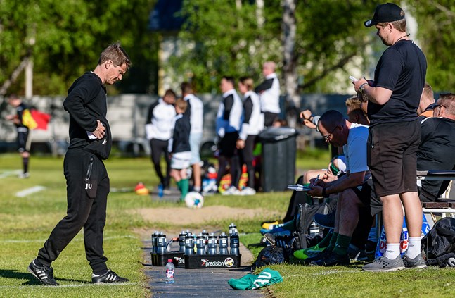 Jani Uotinen har fått sparken efter lördagens VPS-förlust. Det är oklart hur det blir andratränaren Niko Kalliokoski (till höger).