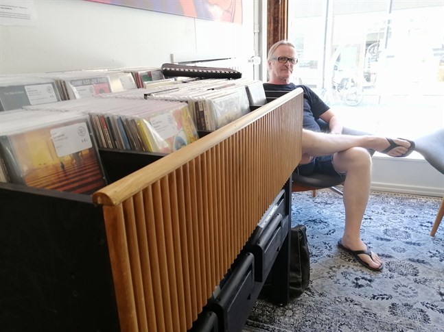 Kund ännu några veckor. Reijo Holm går i pension i början av juli. Då får han tid över att börja jobba i skivaffären 33 1/3 rpm.