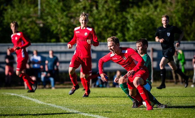 Jim Myrevik får börja från bänken för Jaro i kväll. Adam Vidjeskog drar här ner honom i träningsmatchen den 10 juni. I bakgrunden syns den nu skadade Axel Vidjeskog.