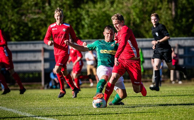Adam Vidjeskog försöker hejda Jim Myrevik i ett derby i juni 2020. Nu är de lagkamrater i Jaro.