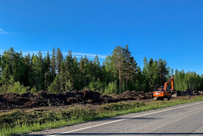 Den fyrahundra meter långa bullervallen ska vara helt klar i september i år.