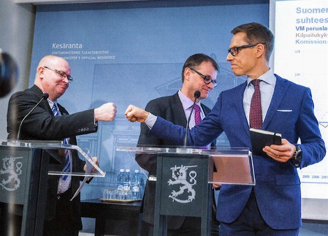 Gesten Jari Lindström ångrar. Konkurrrenskraftsavtalet hade rotts i hamn och den 2 mars 2016 informerade Lindström, Juha Sipilä och Alexander Stubb om avtalet. Knytnävshälsningen skulle visa glädje över fullgjort arbete men tolkades som hån mot de tuktade arbetarna.