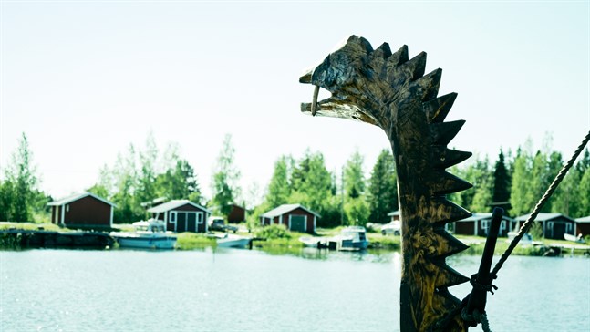 Draken blickar ut över hamnen i Bredhällan, Bergö.