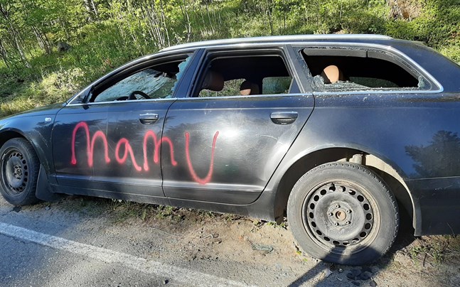 Någon hade sprejat ordet "mamu" med stora bokstäver på bilen. Domen för gärningsmannen blev böter.