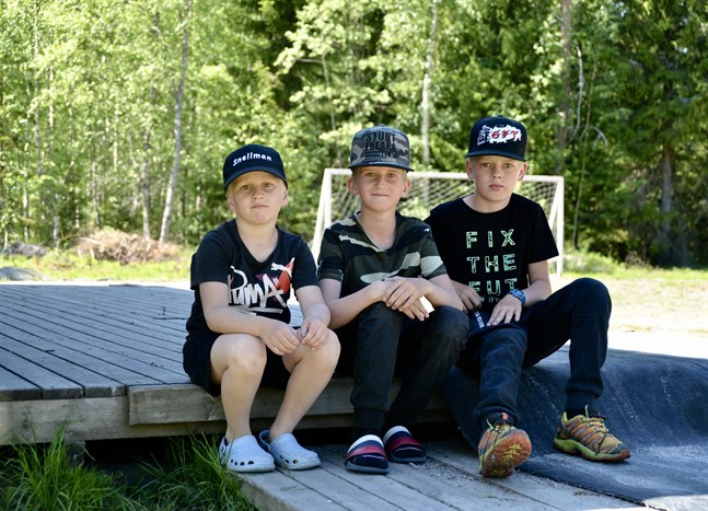 Elliot Grankulla, Linus Grankulla och Joel Byggmästar brukar skrinna vid rinken i Krok på vintrarna.