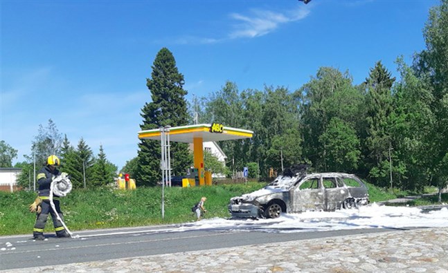 Föraren klarade sig oskadd då bilen började brinna.