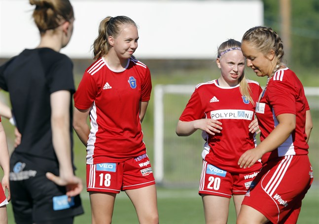 16-åriga Elli Näsman (nummer 18) är yngst i laget men hoppas på mycket ansvar och speltid den här säsongen.