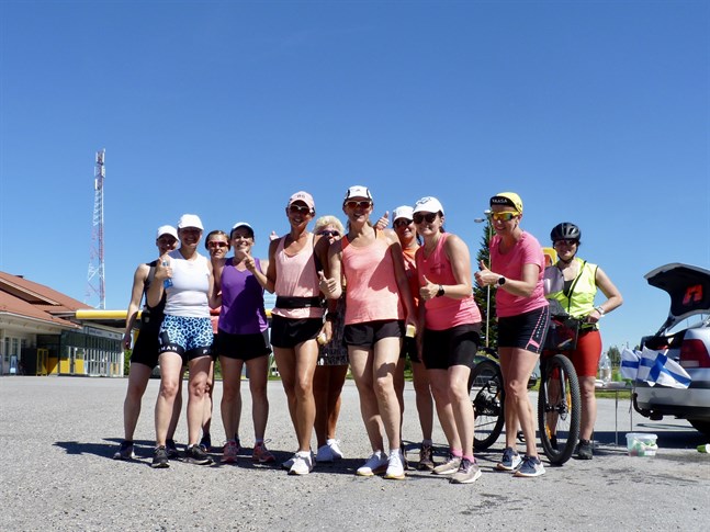 Maratonlöparna ställer upp på bild i Oravais innan de fortsätter mot Komossa.
