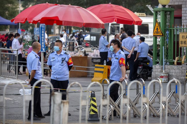 Polis vid ingången till köttmarknaden i Peking.