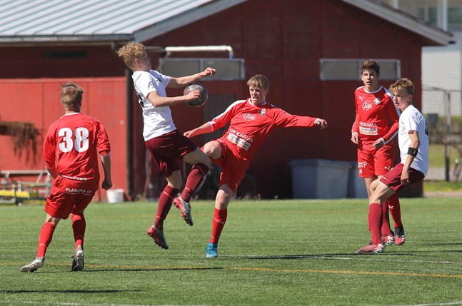 Det var Isak Löv (i mitten) som gjorde enda målet i Uleåborg. Bilden är från matchen mellan Jaro B och JJK.