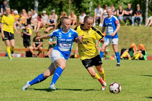 Iris Lukkarila och Tilde Hellund i duell kvinna mot kvinna i seriepremiären mellan Myran och RoPS på söndagen.