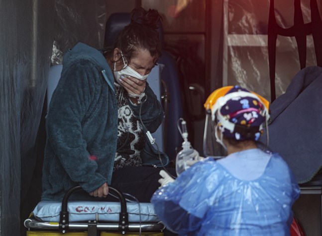 En patient med andningsproblem får hjälp av en vårdarbetare på ett sjukhus i Chiles huvudstad Santiago. Bilden är tagen i fredags.