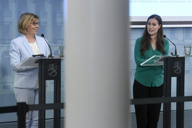 Statsminister Sanna Marin (SDP) och justitieminister Anna-Maja Henriksson (SFP) informerade om regeringens beslut gällande beredskapslagen på måndagen.