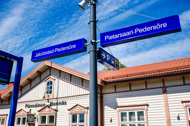 15.6.2020 byter Bennäs tågstation namn till Jakobstad-Pedersöre.