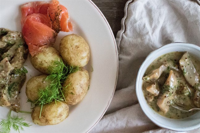 Traditionell senapssill är ett måste på midsommarens fiskbord.