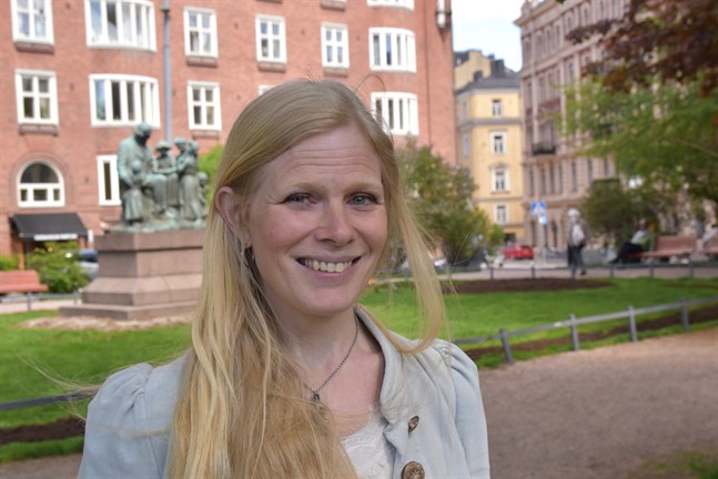 Folkmusikern Sofia Joons jobbar på en doktorsavhandling om den estlandssvenska vistraditionen och dess inverkan på den egna identiteten.