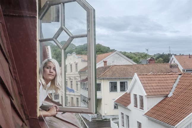 I "Flashback forever" går Emma Knyckare igenom gamla diskussionstrådar på forumet Flashback, vid sin sida har hon Ina Lundström och deras vän "Scroll-Mia". Arkivbild.