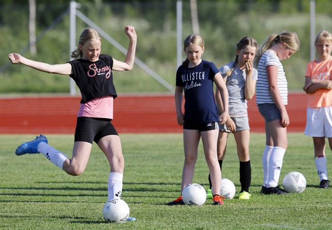 Korsnäs FF har fyra juniorlag. De åker till Närpes för att träna inomhus på vintern.