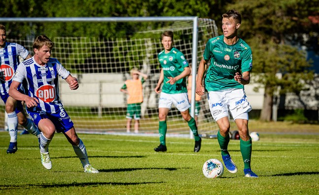 Harri Heiermann med lädret under full kontroll i cupmötet med HJK den 16 juni.