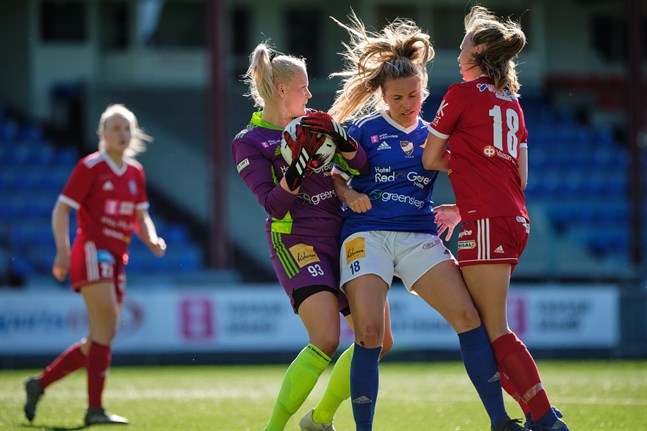 Camilla Backlunds (i blått) Vasa IFK åkte på en överraskande förlust mot jumbolaget Myran.