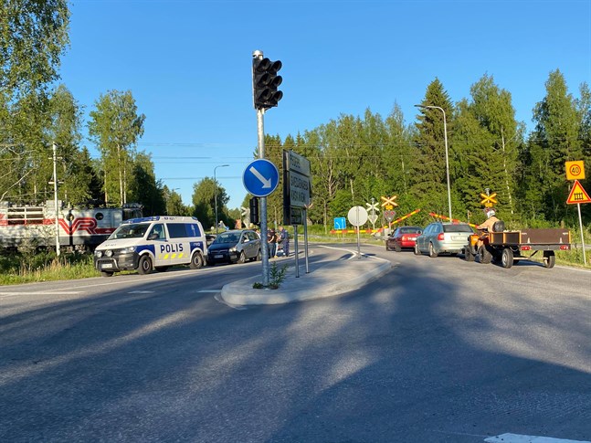 Tåget fick vänta medan krocken med bommarna reddes upp.