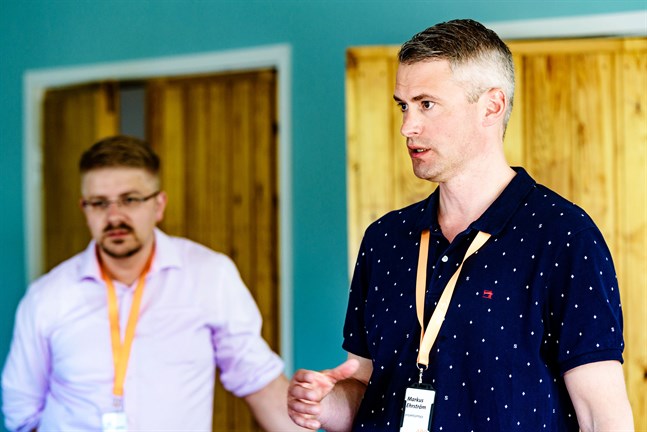 Tyskägda vindkraftsbolaget Abo Wind hoppas kunna bygga en stor vindpark inom fyra till sex år i Pedersöre. Finlands-vd:n Aapo Koivuniemi och projektchef Markus Ehrström var på plats i Purmogården i juni.