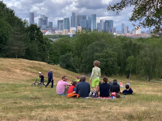 När reglerna lättar börjar Londonborna tävla om de bästa picknickplatserna. Man får samlas i större grupper, men tvåmetersregeln gäller fortfarande.