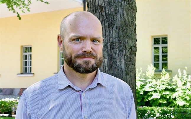 Peter Stadius, professor i Nordenstudier, säger att Finland tagit samma beslut som de övriga länderna så det är inte så konstigt.