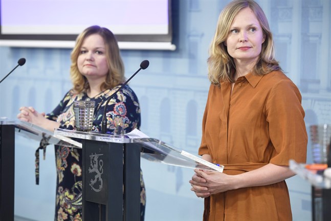 Familje- och omsorgsminister Krista Kiuru (SDP) och forsknings- och kulturminister Hanna Kosonen (C) informerade om framtida coronabegränsningar på onsdagskvällen.