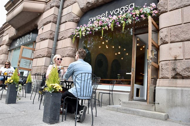 Kafébesökarna Marja Vuori och Samuli Turunen tror att det kan bli färre turister i Vasa i sommar.