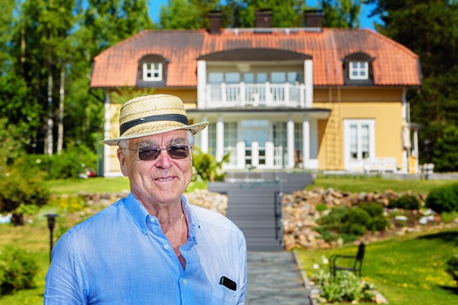 Normalt kommer bergsrådet Matti Sundberg bara till Karleby vissa helger och högtider. Men under coronavåren har han bott två månader i familjens hus i Rödsö, och hunnit fundera en hel del på Finlands coronastrategi.