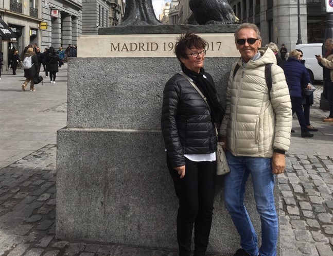 Götha och Bo-Gustav Koskinen på besök i Madrid. Paret är inte oroliga, men intresserade av hur det går för deras citrusträd nu när de inte haft möjlighet att besöka sitt fritidsboende i Spanien på ett bra tag.