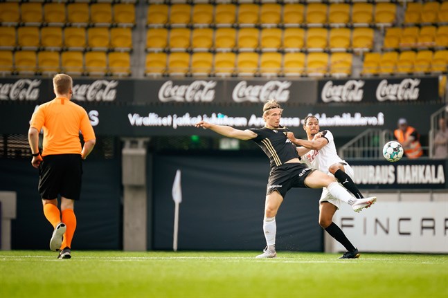 Jeremiah Streng, här mot Samuel Mahlamäki Camacho och VPS, gjorde livet surt för KPV.
