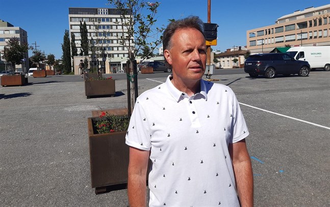 Det är svårt i Jakobstad att hitta resurserna att bygga ett lag för ligan, men Jaros vd Fredrik Haga ser med tillförsikt fram mot säsongen .